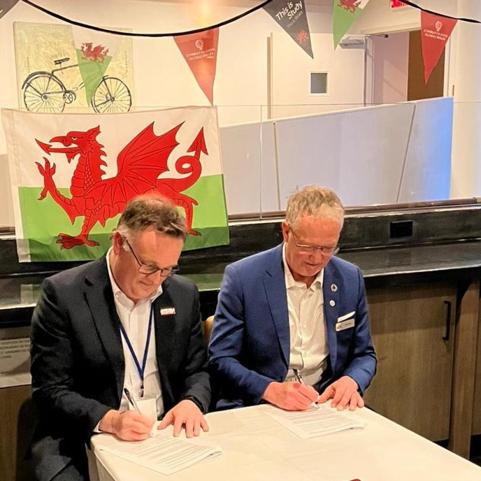 ColeaguCymru and Colleges and Institutes Canada signing an MoU