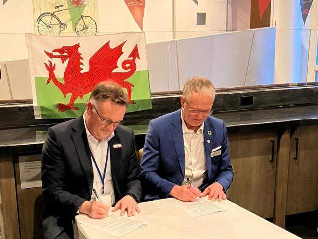 ColeaguCymru and Colleges and Institutes Canada signing an MoU